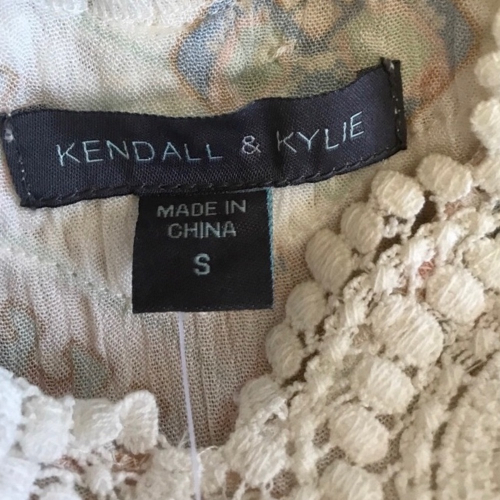 🆕Kendall & Kylie Cold Shoulder Printed Romper - Picture 7 of 8